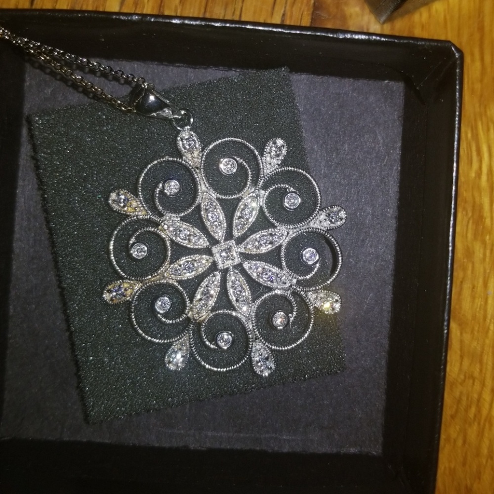 Absolute Jewels Rhinestone Snowflake Pendant NEW - Picture 2 of 3